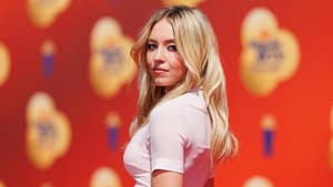 Lire la suite à propos de l’article « Elle aurait sa place au Real »: quand l’actrice Sydney Sweeney fait le show balle au pied sur la pelouse du Sporting
