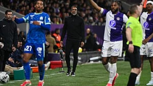 Lire la suite à propos de l’article OM: « Ils retiennent les gens qui se mettent par terre pour leur club », le message fort de Beye pour reconquérir les supporters