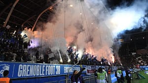 Lire la suite à propos de l’article Ligue 2: 10 blessés après des affrontements entre supporters de Grenoble et Saint-Etienne avant la rencontre