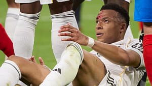 Lire la suite à propos de l’article Une blessure polémique: absent de l’entraînement avant le Bayern, Mbappé poste une photo de ses points de suture