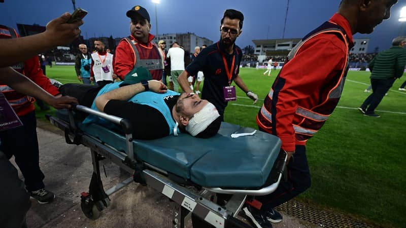 You are currently viewing Envahissement de terrain, jets de chaises, bagarre: chaos au Maroc lors de la demi-finale de Coupe de la CAF
