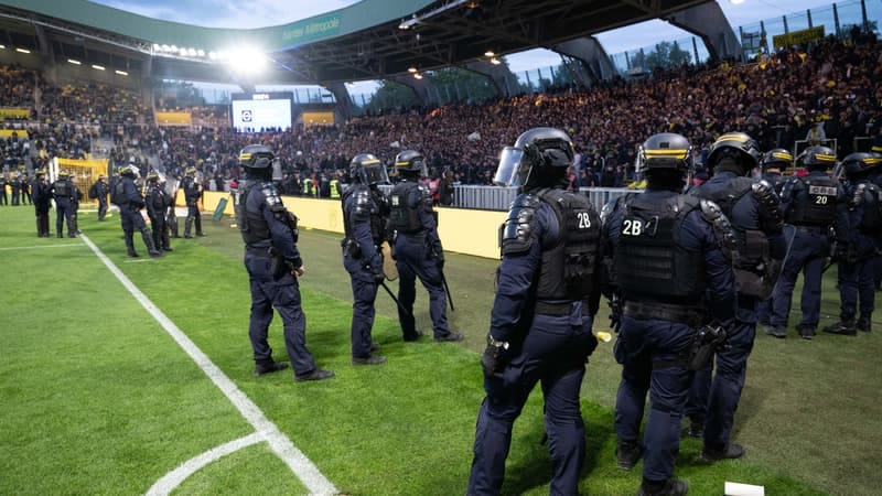 You are currently viewing Nantes-Toulouse: ce que risquent les Canaris après l&rsquo;envahissement du terrain et l&rsquo;interruption du match