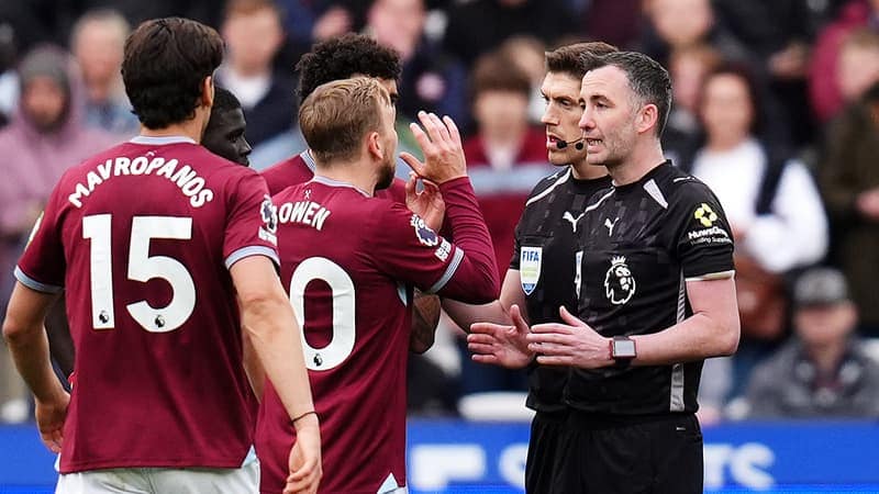 You are currently viewing West Ham-Arsenal: « Un vrai fiasco », « des informations incomplètes »… La polémique continue d&rsquo;enfler après la publication de l&rsquo;échange audio entre l&rsquo;arbitre et le VAR