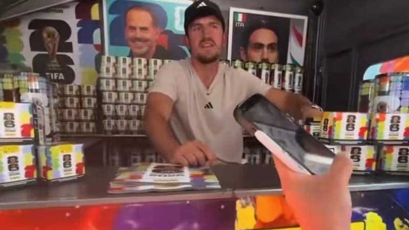 You are currently viewing Coupe du monde 2026: non sélectionné avec l’Angleterre, Harry Maguire aperçu en train de distribuer des vignettes Panini en plein New York