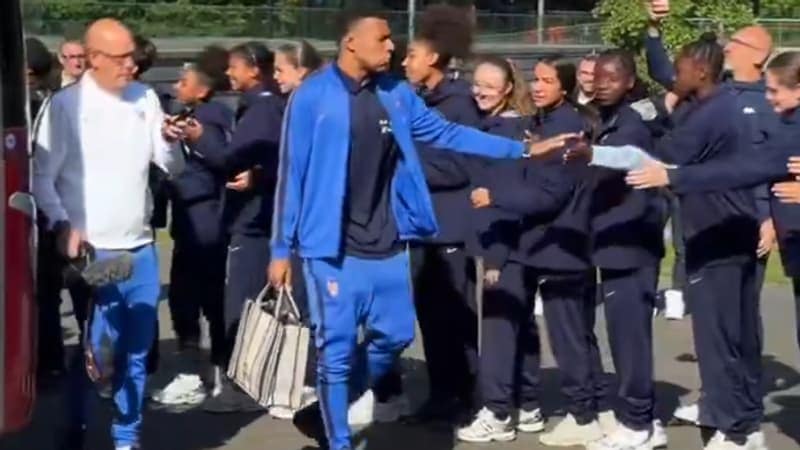 You are currently viewing Coupe du monde 2026: haie d&rsquo;honneur et applaudissements, les images du dernier départ des Bleus de Clairefontaine avant le Mondial